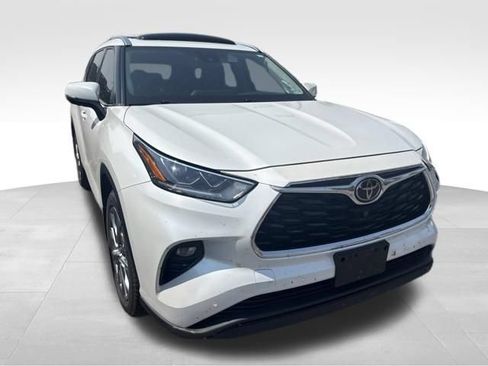 Used 2022 Toyota Highlander Limited AWD/4WD image 6