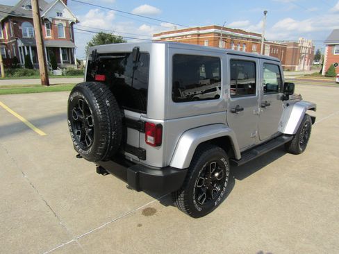 Used 2017 Jeep Wrangler Unlimited Sahara AWD/4WD image 3