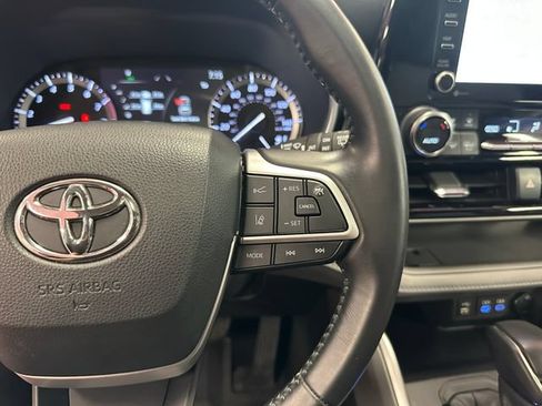 Used 2022 Toyota Highlander XLE AWD/4WD image 22