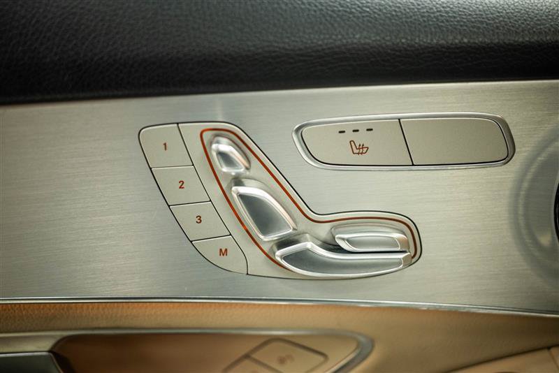 Used 2022 Mercedes-Benz GLC 300 4MATIC w/ Multimedia Package Lite image 17