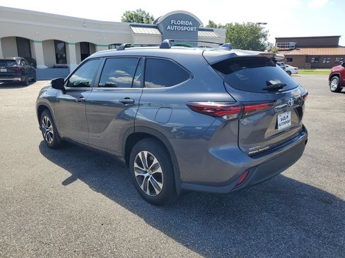 Used 2024 Toyota Highlander XLE FWD image 3