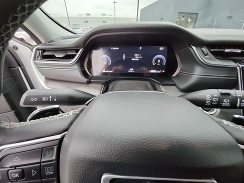 Used 2024 Jeep Grand Cherokee Limited image 16