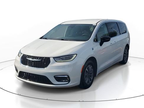 Used 2024 Chrysler Pacifica Limited FWD image 2