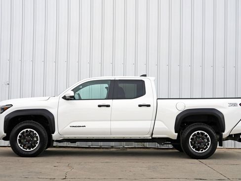 Used 2024 Toyota Tacoma TRD Off-Road image 9