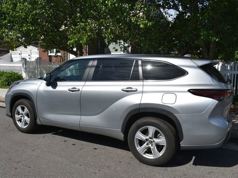 Used 2025 Toyota Highlander LE FWD image 8