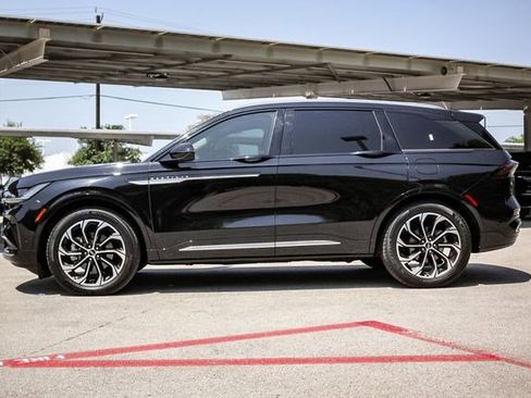 Used 2024 Lincoln Nautilus Reserve image 4