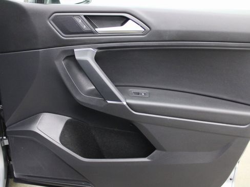 Used 2020 Volkswagen Tiguan SE R-Line image 30