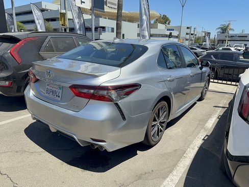 Used 2021 Toyota Camry SE w/ Convenience Package FWD image 3