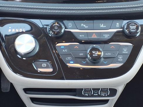 Used 2021 Chrysler Pacifica Touring-L image 27