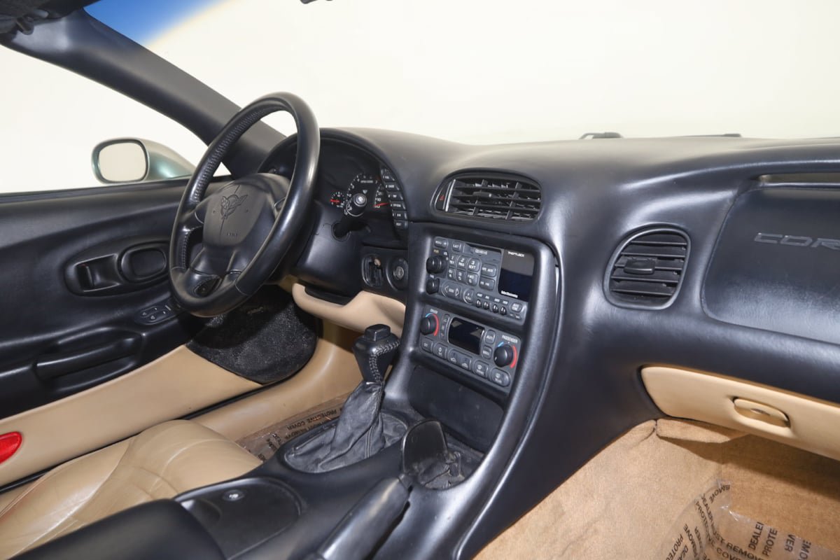 Used 1998 Chevrolet Corvette Coupe w/ Performance Handling Pkg RWD image 27