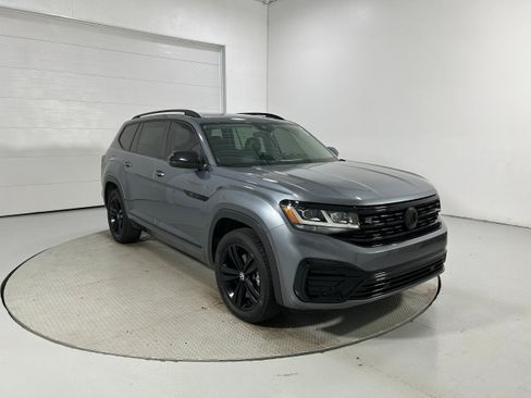 Used 2023 Volkswagen Atlas SEL R-Line AWD/4WD image 2
