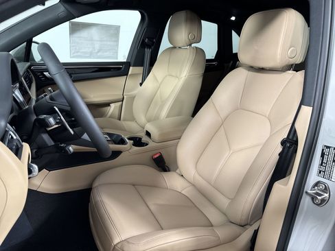 Certified 2025 Porsche Macan image 5
