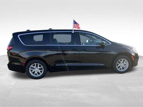 New 2026 Chrysler Pacifica Select image 7