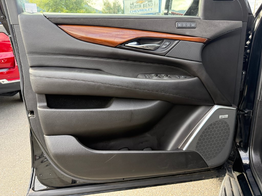 Used 2019 Cadillac Escalade ESV Luxury AWD/4WD image 11