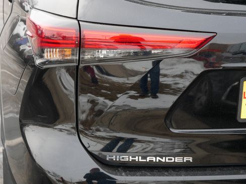 Used 2022 Toyota Highlander Limited image 17