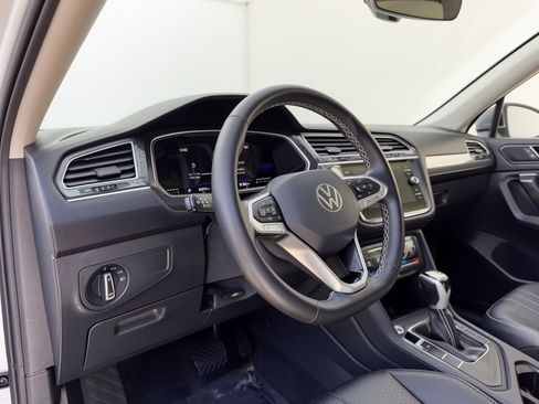 Used 2023 Volkswagen Tiguan SE FWD image 4