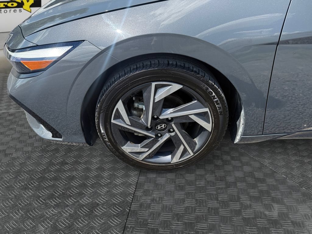 Used 2025 Hyundai Elantra SEL FWD image 14