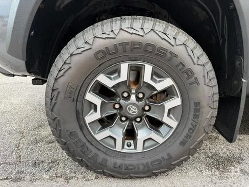 Used 2017 Toyota Tacoma TRD Off-Road w/ Tow Package (A/T) AWD/4WD image 8