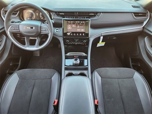 New 2025 Jeep Grand Cherokee Altitude image 19