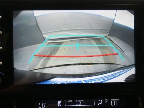Used 2021 Toyota Sienna LE FWD image 33