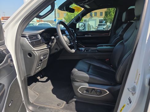 Used 2022 Jeep Wagoneer Series III AWD/4WD image 2