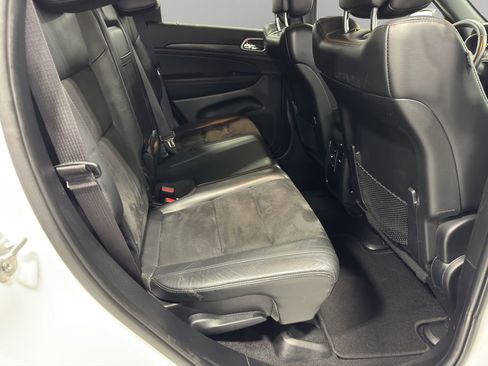 Used 2019 Jeep Grand Cherokee Laredo w/ Laredo X Package image 18