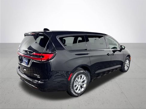 New 2026 Chrysler Pacifica Limited image 6