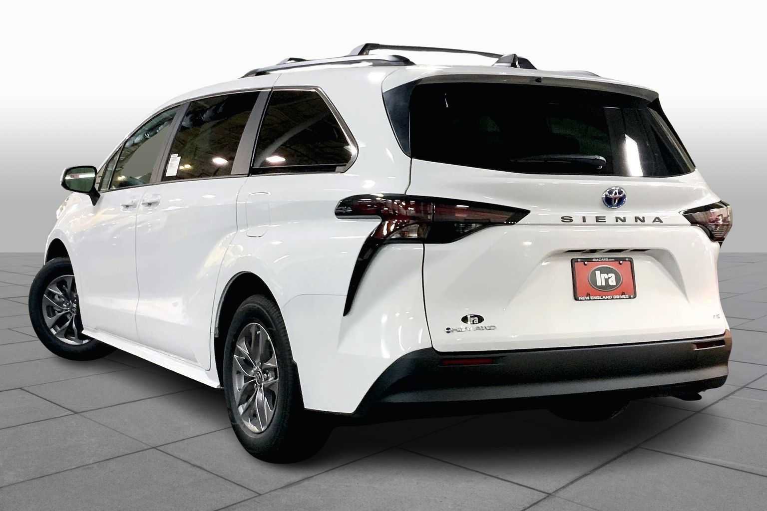 Used 2025 Toyota Sienna LE AWD/4WD image 12