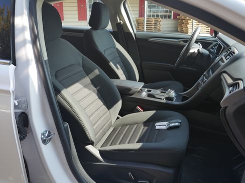 Used 2020 Ford Fusion SE AWD/4WD image 23