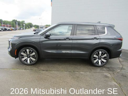 Used 2026 Mitsubishi Outlander SE FWD image 2