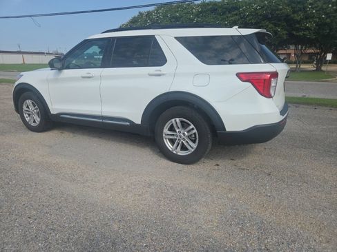 Used 2024 Ford Explorer XLT RWD image 9