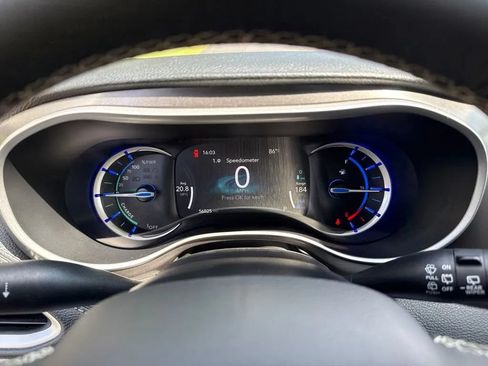 Used 2023 Chrysler Pacifica Touring-L FWD image 16