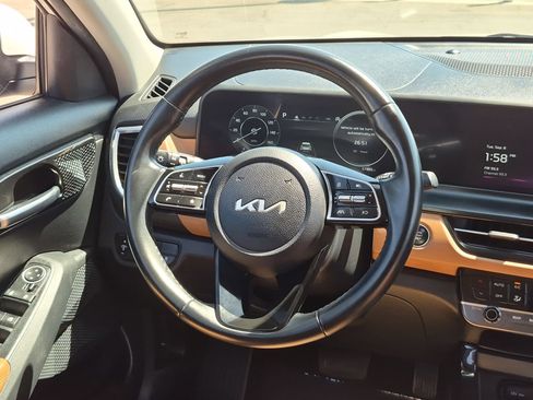 Used 2024 Kia Seltos EX FWD image 11