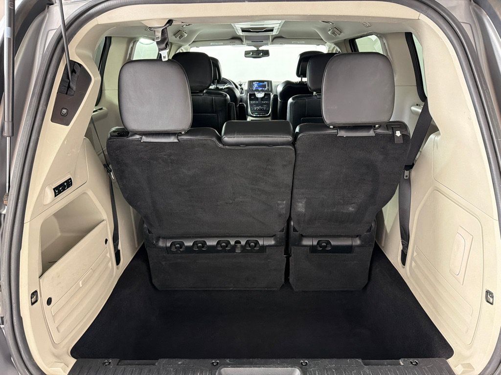 Used 2014 Chrysler Town & Country Touring-L FWD image 19