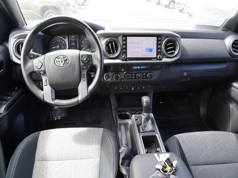 Used 2022 Toyota Tacoma TRD Sport w/ Technology Package AWD/4WD image 2