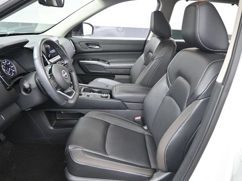 Used 2023 Nissan Pathfinder SL AWD/4WD image 9