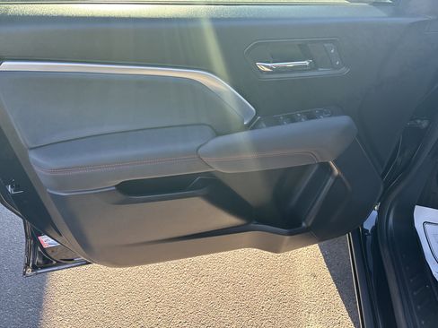 Used 2024 Chevrolet Colorado Z71 w/ Z71 Convenience Package 2 image 16