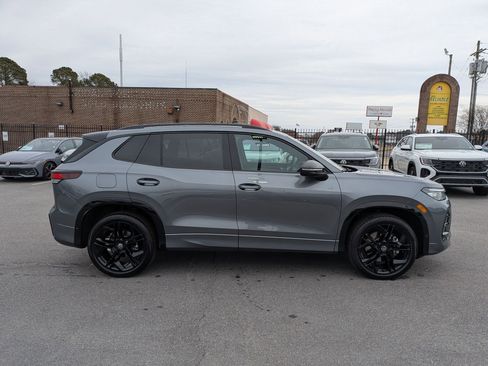 Used 2025 Volkswagen Tiguan SE R-Line image 2