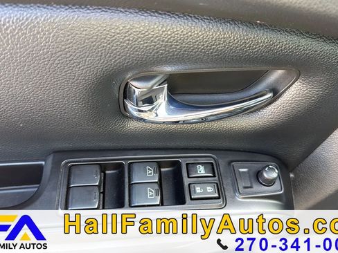 Used 2018 Nissan Titan SV w/ SV Convenience Package image 12