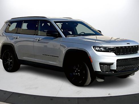 Used 2023 Jeep Grand Cherokee L Laredo image 2