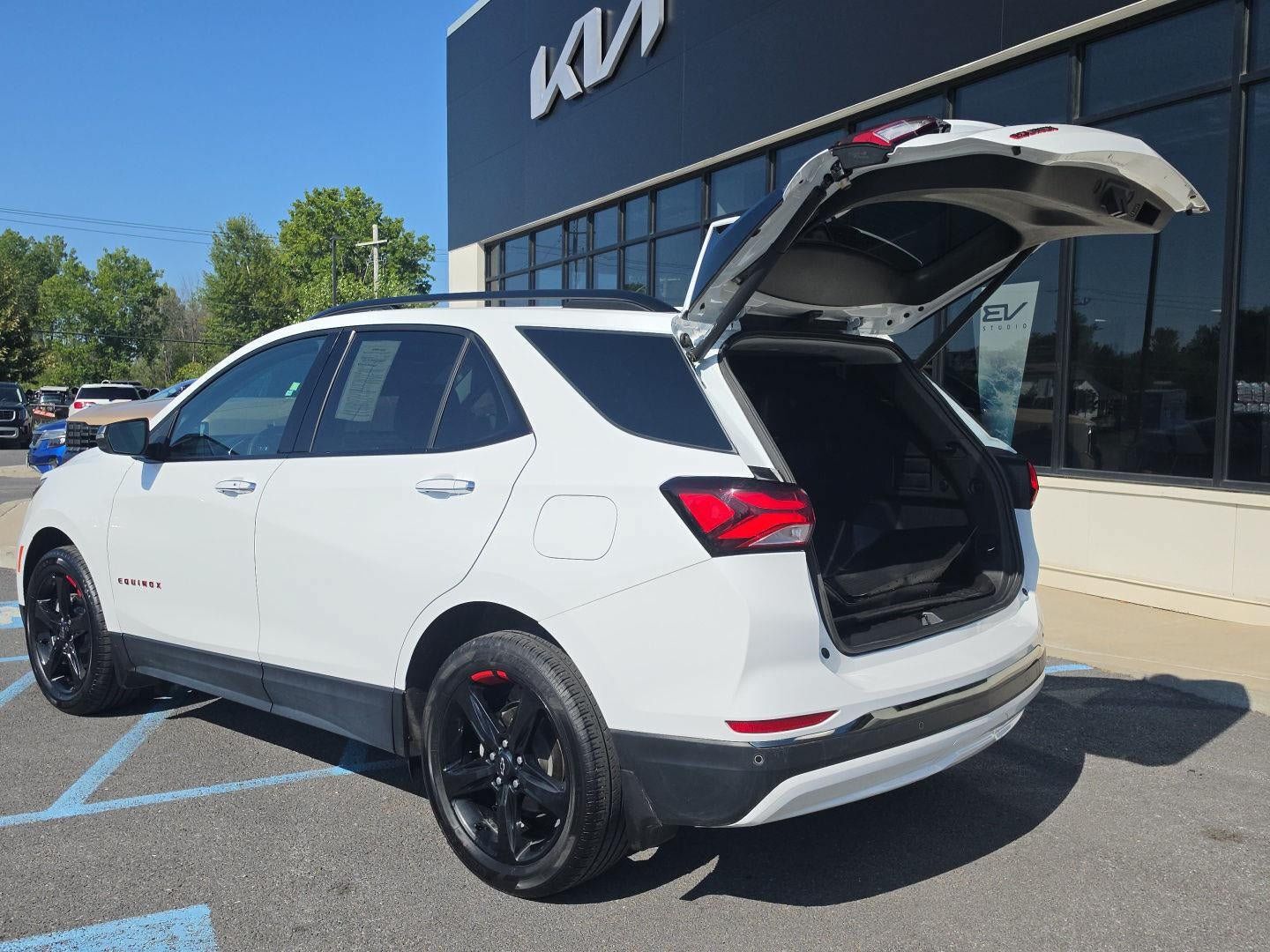 Used 2022 Chevrolet Equinox Premier w/ Redline Edition AWD/4WD image 5
