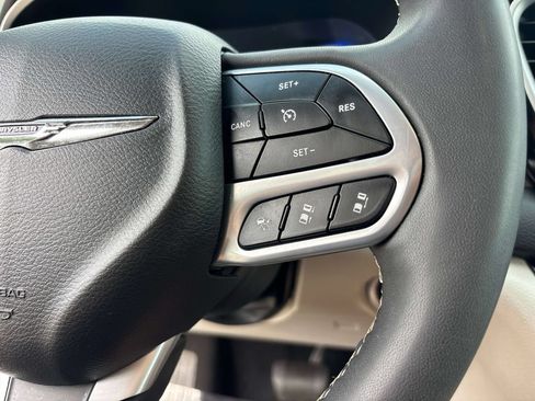 Used 2023 Chrysler Pacifica Touring-L FWD image 26