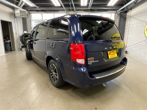 Used 2017 Dodge Grand Caravan GT image 3