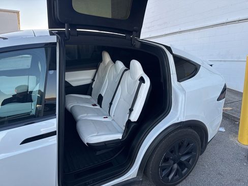 Used 2022 Tesla Model X image 10