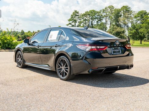 Used 2024 Toyota Camry SE w/ Cold Weather Package FWD image 7