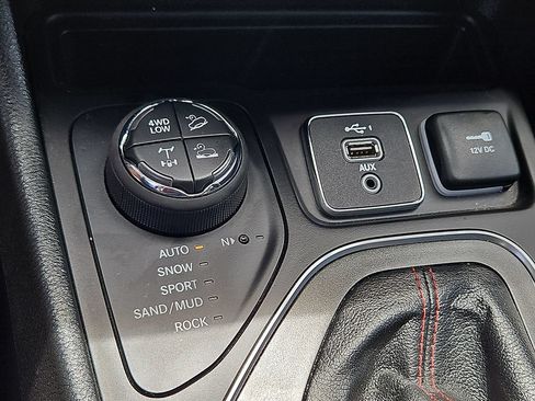 Used 2022 Jeep Cherokee Trailhawk w/ Comfort/Convenience Group AWD/4WD image 17