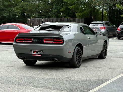 Used 2019 Dodge Challenger SXT image 4