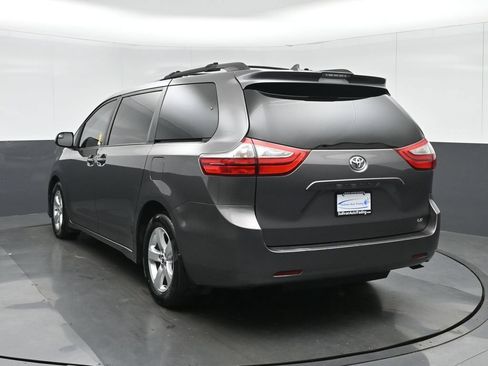 Used 2018 Toyota Sienna LE w/ Carpet Mat Package FWD image 5