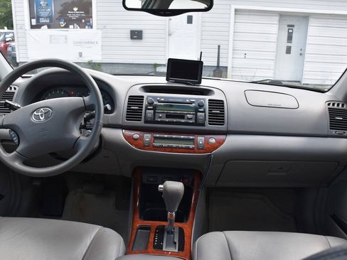 Used 2004 Toyota Camry XLE w/ VSC & Side Airbag Pkg FWD image 17