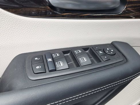 Used 2024 Chrysler Pacifica Limited image 43